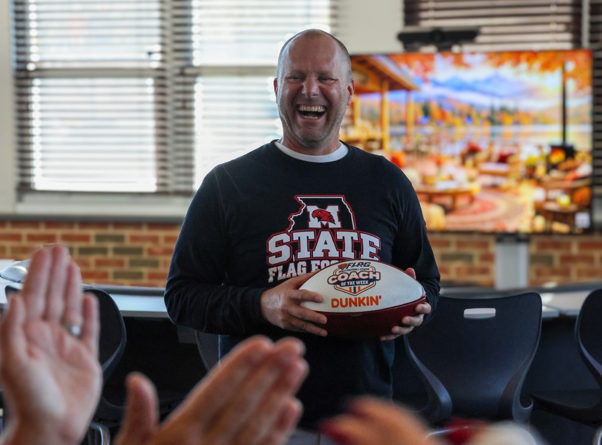 HonorGloryFame's tweet photo. Congratulations to our Girls Flag Football Head Coach, Ron Dawczak, on being named the Chicago Bears' Girls Flag Coach of the Week!

Thank you to the @ChicagoBears and Gustavo Silva, Director of Football Development, for their continued support of Girls Flag Football in Illinois. https://t.co/bobEjbjhtH