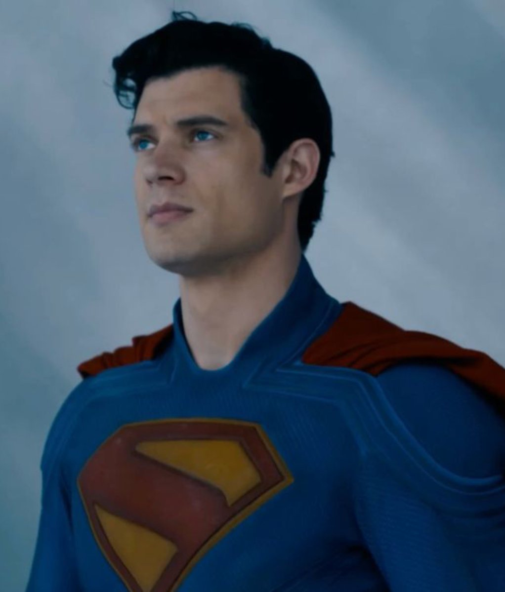 mygpjt's tweet photo. 🚨 TROCO OU VINGANÇA? 

Após o flagra entre Clark Kent e Batman, Superman beija Bruce Wayne diante de dezenas de câmeras! 

Internautas especulam que isso foi uma vingança pelo ocorrido mais cedo. https://t.co/np7eLzQ9vZ