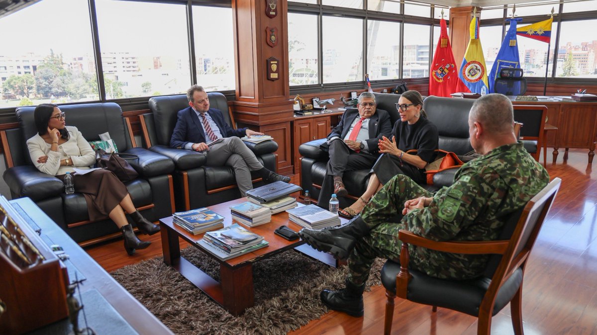 EsdegCol's tweet photo. 🤝 El Director de la #ESDEG recibió a la Dra. Kristin Wesemann, el Dr. Sebastian Grundberger y la Dra. Andréa Valdelamar para fortalecer la cooperación con @kas_colombia y dialogar sobre el papel de las Fuerzas Militares en el fortalecimiento de la democracia colombiana.
#ESDEG https://t.co/TUzQBT0CFT