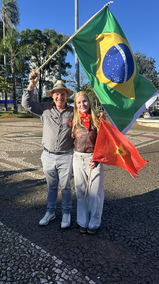 agriseli1's tweet photo. @barbwirel_ eu amo muito meu pai https://t.co/H7JfZUj3yO