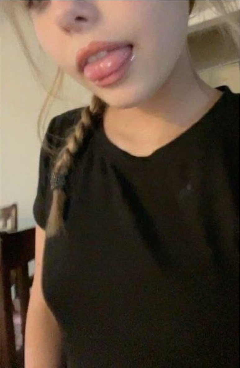 Emma2_aA's tweet photo. Embrasserais-tu une fille de  mon âge (sois honnête) ? 🥺        

◯ Oui              

◯ Non             

◯ Ça dépend🇫🇷 https://t.co/kGQY8eppoz
