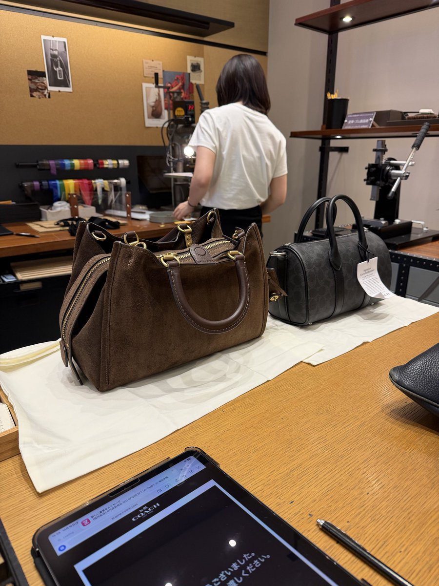 arisa_u1124's tweet photo. 旦那さんが前から鞄欲しいって言っててそれを見にきたのに自分のだけじゃなくてわたしの鞄まで買ってくれた。

来月誕生日でしょ。って… 覚えててくれてとことがとても嬉しい。

ありがとう。とっても大事にするね。 https://t.co/I8j6FNf5ER