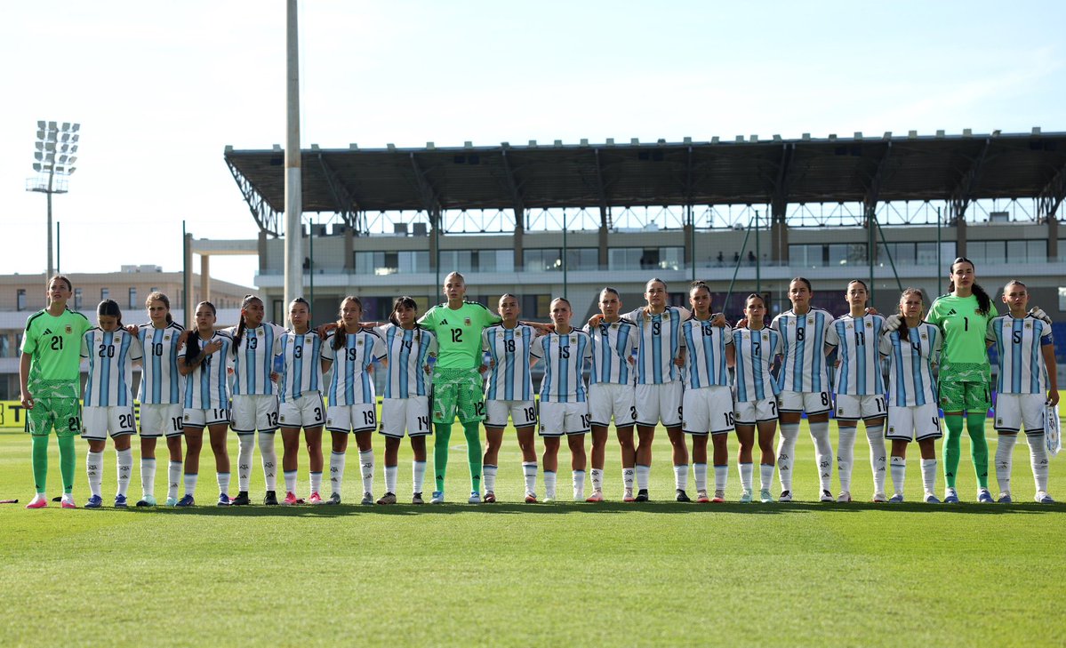 tapiachiqui's tweet photo. Un enorme aplauso y todas las felicitaciones para el plantel Sub 17 femenino que consiguió su primer triunfo en un Mundial.

Un orgullo enorme y muy feliz por ustedes. ¡A disfrutar de este momento y seguir haciendo historia! ¡Vamos las pibas! 🇦🇷👏🏻👏🏻👏🏻 https://t.co/I1Ll8K0lz7