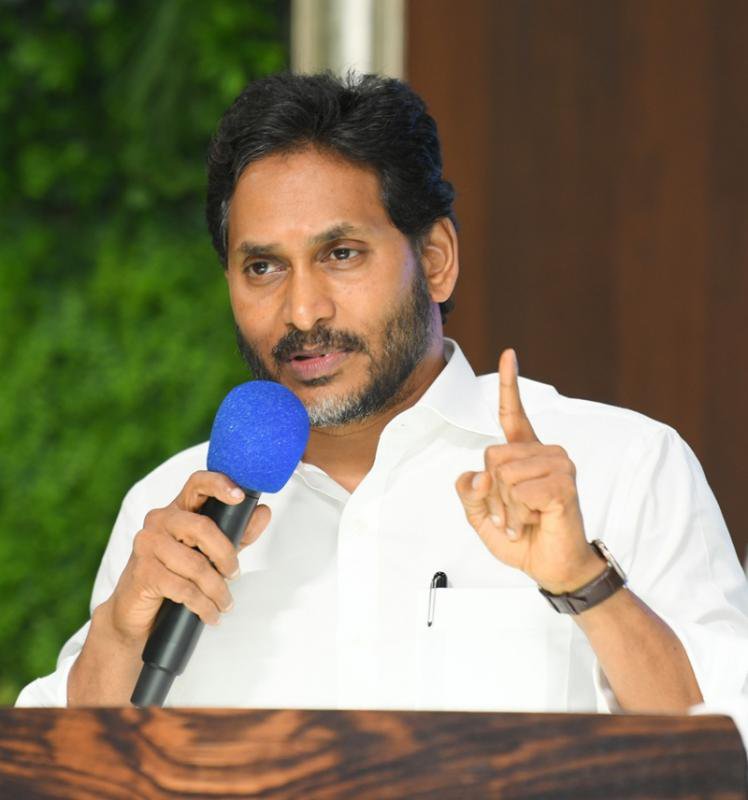 Naani098's tweet photo. భద్రతా కారణాల వల్ల వైఎస్ జగన్ అన్న గారి పులివెందుల పర్యటన రద్దయినట్లు సమాచారం. ప్రజల భద్రతకు ఎల్లప్పుడూ ప్రాధాన్యత ఇవ్వాలి.
#YSJagan #Pulivendula #YSJaganAnna #YSJagan #YSJaganAnna #Pulivendula #YSRCP #Jagananna #APPolitics #AndhraPradesh #YSRCPForEver #WeStandWithJagan https://t.co/gqTnysmZk5