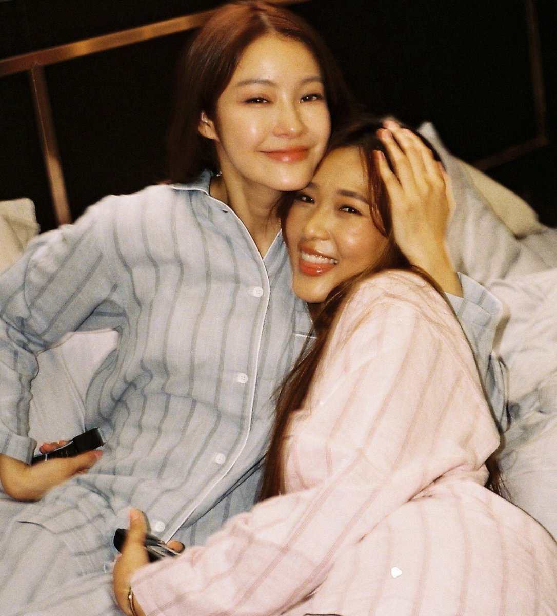 PhmThMTrinh4's tweet photo. Namtanfilm cầm gì thế máy film à, giống cuộn băng film nữa kìa. Chụp hình thì nhớ nhả ra nhá🧐

#NamtanFilm #น้ําตาลฟิล์ม https://t.co/Sjl1uRLjL8