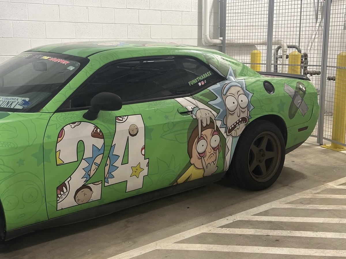 AlienMortyy's tweet photo. SOMEONE HAS THE COOLEST CAR EVER IN THIS PARKING GARAGE https://t.co/dQc1oeDk10
