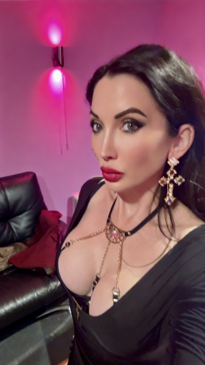 TabithaThorne's tweet photo. Think you can handle the Ice Queen? ❄️👑 Careful, darling… I do love teasing my subjects before reminding them who’s really in charge 🖤 https://t.co/yi4n6rMh7B