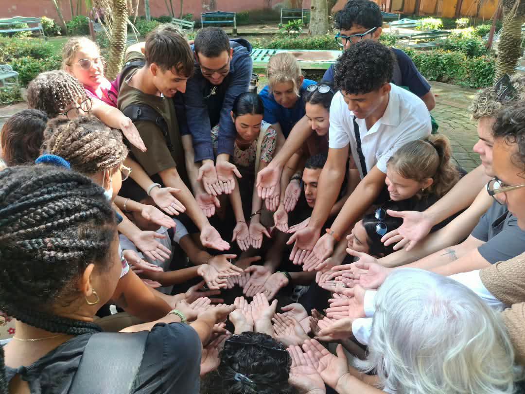 cadenagramonte's tweet photo. 📌 Estudiantes y colaboradores de la Cátedra del Adulto Mayor de la @UCIgnacioAgramonte acompañaron a residentes del hogar Manuel Ramón Silva y Zayas, en el marco del proyecto "Envejecimiento y cuidados: una mirada situada desde la Universidad".

#Envejecimiento #Solidaridad https://t.co/DCdEcz1jk3