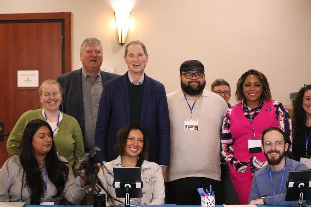 RonWyden's tweet photo. Met this morning in Bend with @Lines_for_Life &amp; many other Oregonians working 24-7 to reduce suicide rates in our state. 

With allies like these health care heroes, we can — and must — make mental health just as big a priority as physical health when reimagining health care. https://t.co/53e7aKXWWb