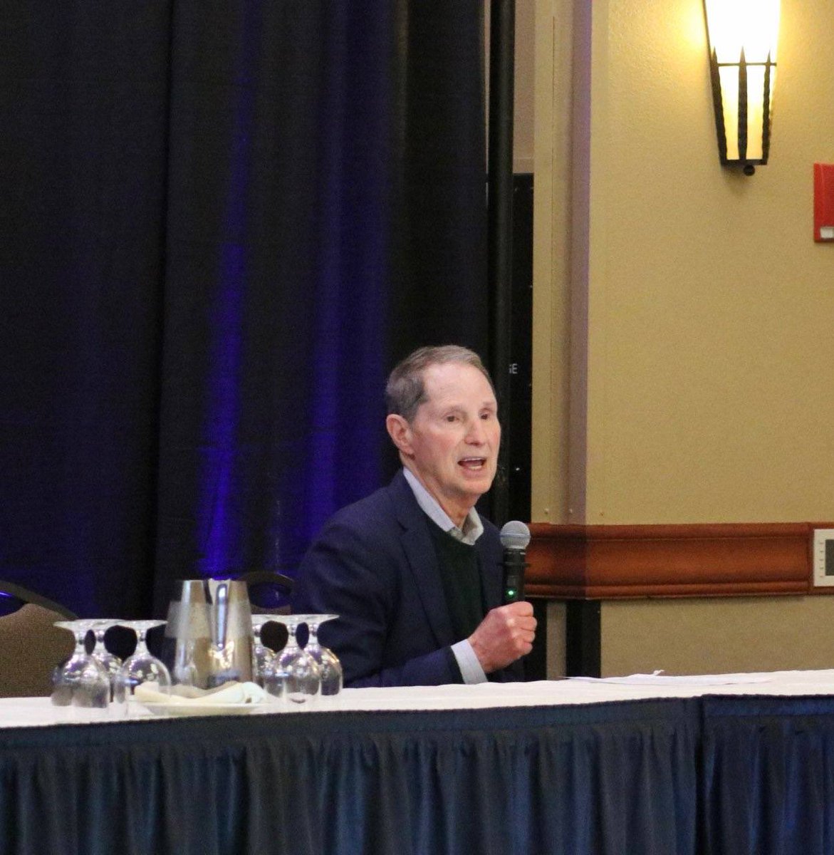 RonWyden's tweet photo. Met this morning in Bend with @Lines_for_Life &amp; many other Oregonians working 24-7 to reduce suicide rates in our state. 

With allies like these health care heroes, we can — and must — make mental health just as big a priority as physical health when reimagining health care. https://t.co/53e7aKXWWb