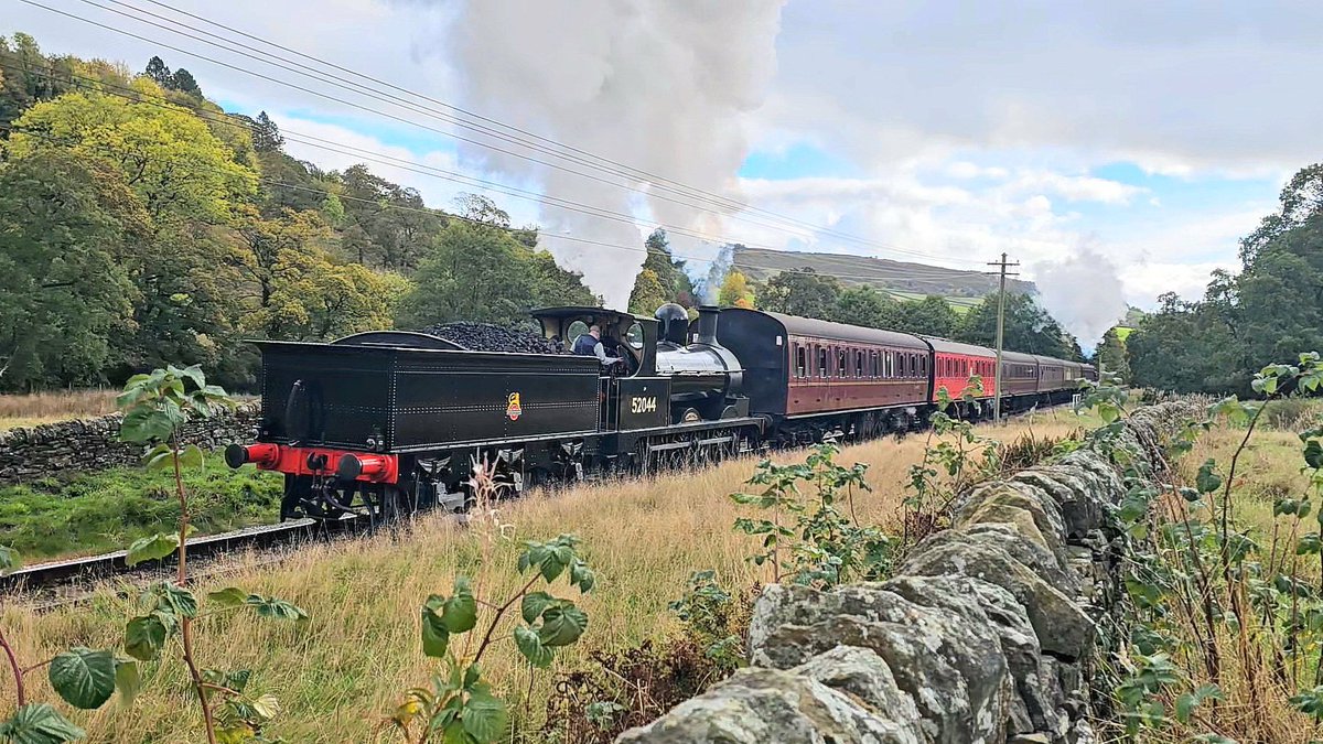LMS-2MT 41241 getting a clean & polish to look its best in Haworth ...