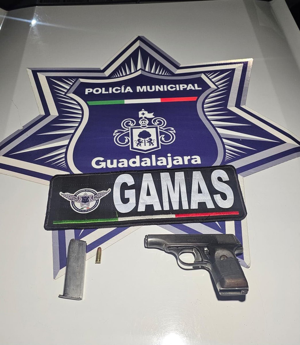 RiGarciaJal's tweet photo. El Escuadrón Motorizado Gamas detuvo a un conductor armado en Lomas de Polanco gracias al Operativo Puma en Guadalajara. Al sujeto de 36 años se le aseguró una pistola calibre .25 y un cartucho útil mientras manipulaba el arma a bordo de una camioneta. https://t.co/CAHMYFM3BB