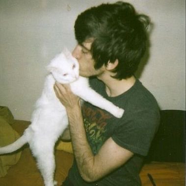 yrsodark's tweet photo. eventos canônicos de todo fã do alex turner:
1- Pensar que essa foto do nick valensi dos strokes é o alex turner, e essa segunda foto
2- Ouvir essa e pensar q é ele que canta https://t.co/uPihfowL0K