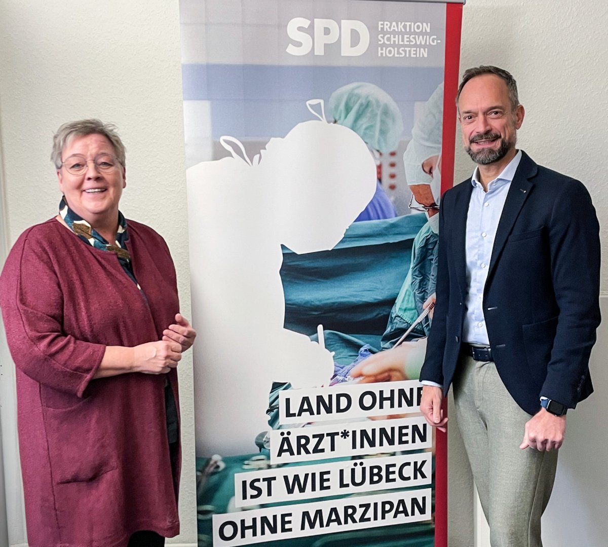 AOKNordWest's tweet photo. Angespannte Finanzlage in #GKV &amp; #SPV sowie #Rettungsdienstreform in #SchleswigHolstein: Über tragfähige Lösungen &amp; Finanzverantwortung tauschten sich heute Birte Pauls (gesundheitspol. Sprecherin der SPD-Fraktion) &amp; #AOKNordWest-Vorstand #TomAckermann im Kieler Landeshaus aus. https://t.co/uRx39uSiwY