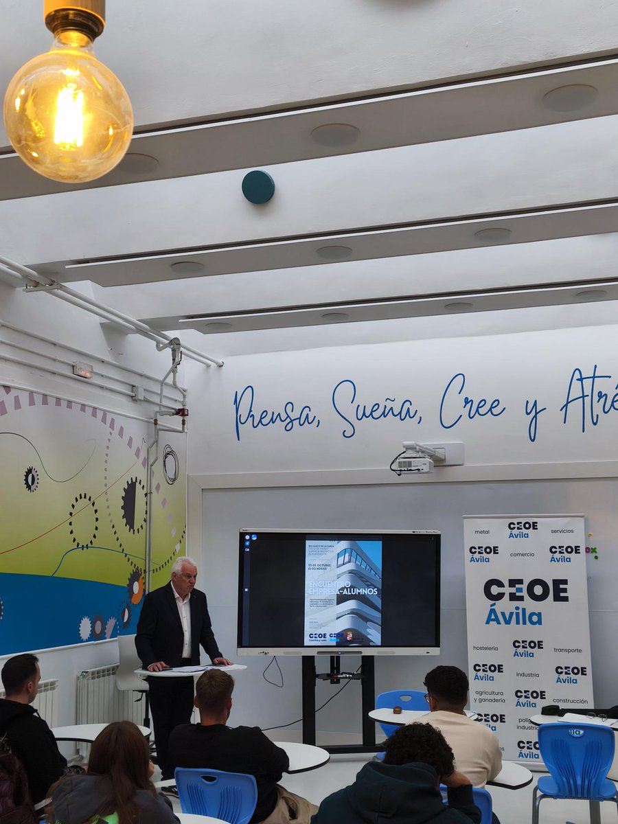 EOC_VascoZarza's tweet photo. En nuestro aula de emprendimiento hemos recibido a @CEOEAvila y Alfonso Sánchez Macho, arquitecto abulense, que ha conversado con nuestros alumnos y alumnas del CFGM y del CFGS de Edificación y Obra Civil del @IESVascoZarza ¡Muchas gracias! @AvilaEducaJCYL @educacyl  #yosoyFP https://t.co/6aAYM5A7DY