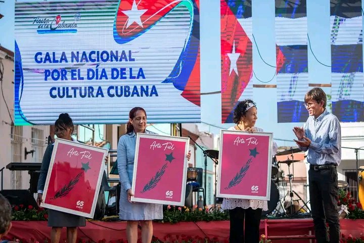 RadioGranma's tweet photo. La Unión de Escritores y Artistas de Cuba (#Uneac) entregó hoy la distinción Arte Fiel al Museo Casa Natal Carlos Manuel de Cépedes, Casa de la Nacionalidad y la Filial de la UNEAC en Granma. https://t.co/pLSyzi1vRa