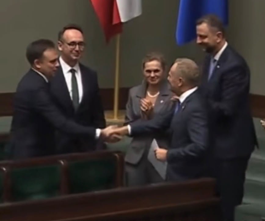 TuskVisionNet's tweet photo. Minister finansów Andrzej Domański obroniony w Sejmie. Donald Tusk złoży wniosek do Prezydenta o mianowanie go wicepremierem!

Człowiek, który odpowiada za rekordowy deficyt budżetowy i galopujący wzrost długu publicznego otrzymał zaufanie od uśmiechniętej koalicji. Przed nami katastrofa budżetowa, a oni go bronią. Zmierzamy prosto na górę lodową! 🤬