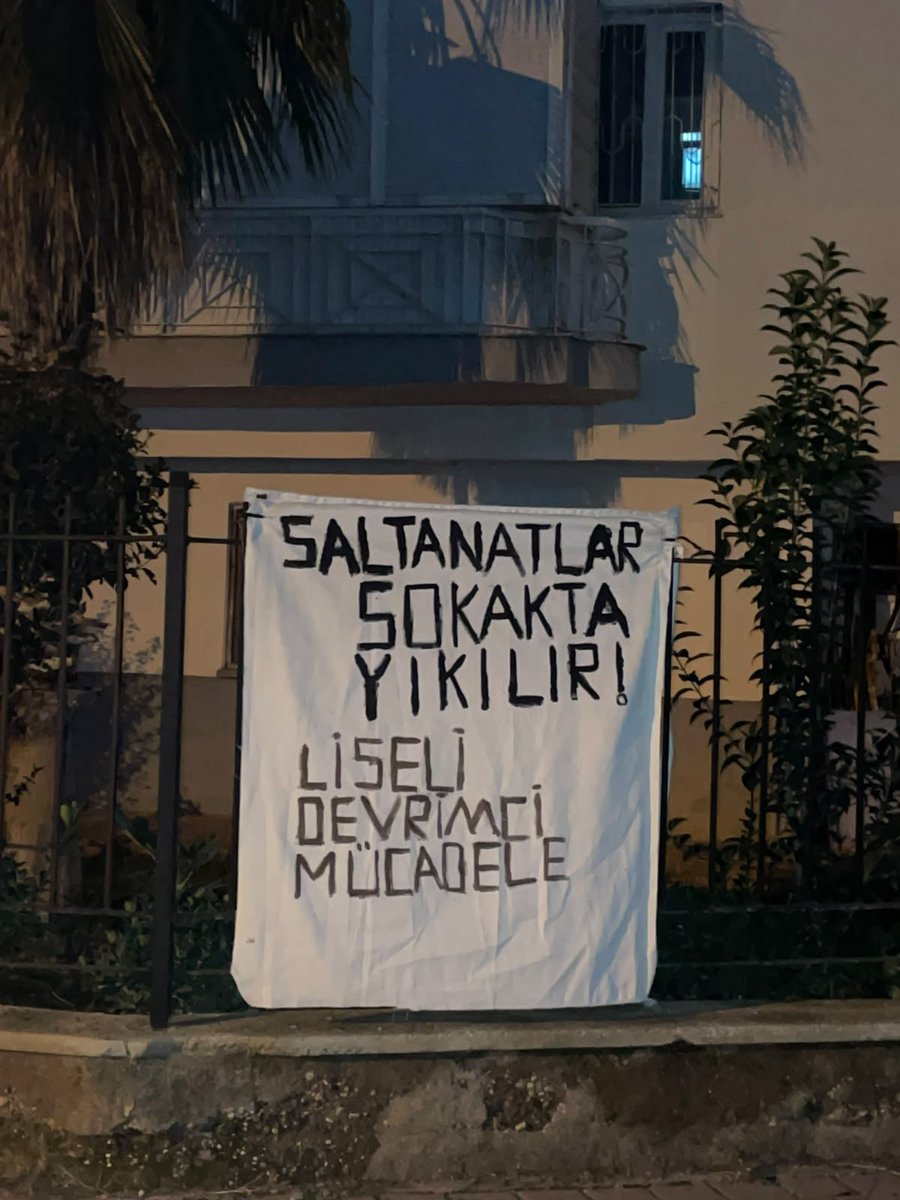 lisdevmucadele1's tweet photo. Saltanatlar Sokakta Yıkılır!

Antalya sokaklarından liseli sıra arkadaşlarımıza çağrımız var: 
Sokakları kuşatmak için Liseli Devrimci Mücadele’ye katıl! https://t.co/8W5QoE9KB4
