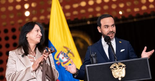 Adrivillegas's tweet photo. Día 72. Escribí en El Espectador sobre la plata embolatada de la reconstrucción y alguien pregunta si no me canso de este tema. No, no me canso: cada día hay más motivos para la indignación.Pero incluso si me cansara, también soy capaz de escribir cansada. https://t.co/5aVXTrV5WQ https://t.co/62krexUYLf