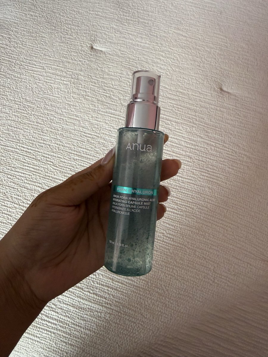 IraadeNaikhain's tweet photo. ok this spray that dure uses actually works, and does infact make your skin look super glowy and hydrated https://t.co/P16CsKQPiX