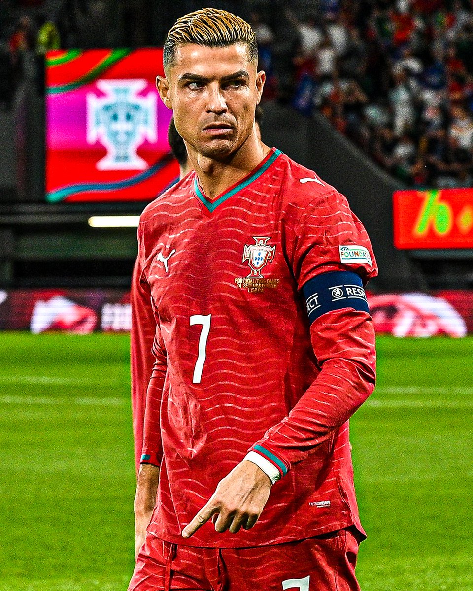 ESPNUK's tweet photo. Based on Cristiano Ronaldo's reported annual wage, it would take him just 30.17 seconds to earn the money to pay back his £215 Portugal fine 😂 https://t.co/Oor1pFQqLm