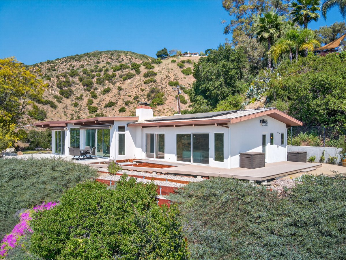 LUXRE's tweet photo. Forever views, forever protected! Located at the end of a private spur of coveted North Foothill Road, this gated, fenced and magical 1,557 sq. ft., 2 bedroom, 2 bath home sits on 3.18 acres.

🗝️ LIV Sotheby's International Realty | $2,495,000 USD | https://t.co/tmqkcL8KoB https://t.co/BLJfbRfBhu