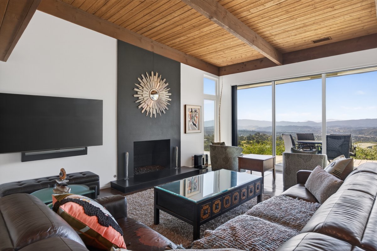 LUXRE's tweet photo. Forever views, forever protected! Located at the end of a private spur of coveted North Foothill Road, this gated, fenced and magical 1,557 sq. ft., 2 bedroom, 2 bath home sits on 3.18 acres.

🗝️ LIV Sotheby's International Realty | $2,495,000 USD | https://t.co/tmqkcL8KoB https://t.co/BLJfbRfBhu