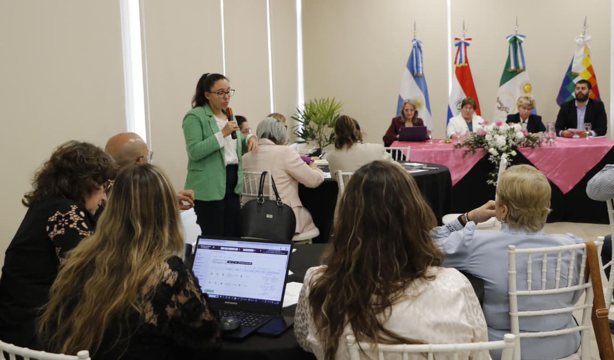 MECpy's tweet photo. La viceministra de Educación Básica, Marien Peggy Martínez, junto a técnicos del MEC, se encuentra en la Provincia del Chaco, Argentina 🇦🇷, participando del Encuentro para Renovar el Compromiso con la Alfabetización. https://t.co/Ui3bX7k6J3