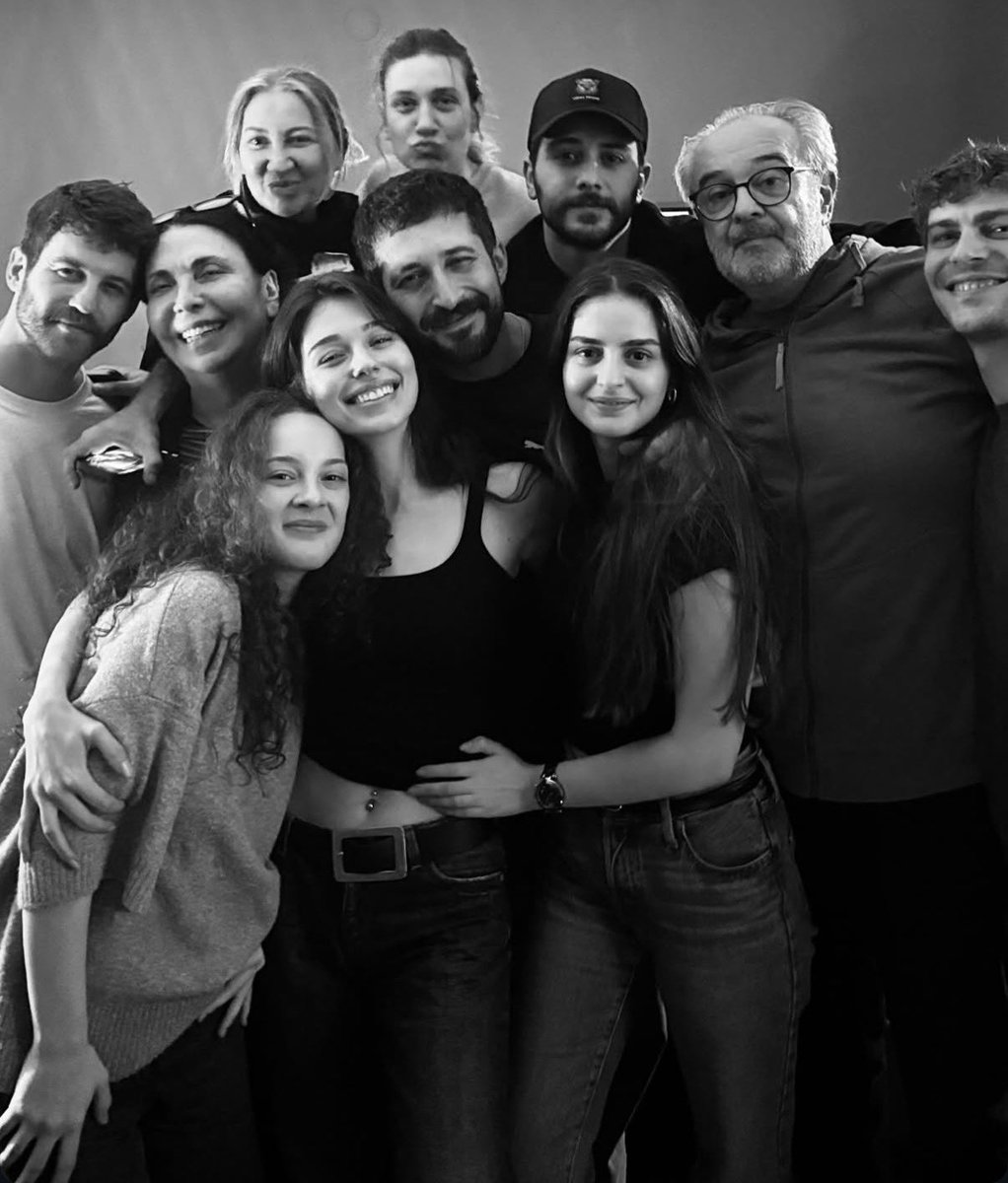 MuzikveTV's tweet photo. #SevdamKaradeniz ekibi bir arada. Bu dizi 2. bir şansı sonuna kadar hak ediyor. Dizi çok talihsiz bir dönemde yayın hayatına başladı. 2-3 bölüm devam etse kendisine bir kitle de edinebilirdi. Yazık oldu. https://t.co/XnIUHrtV8o
