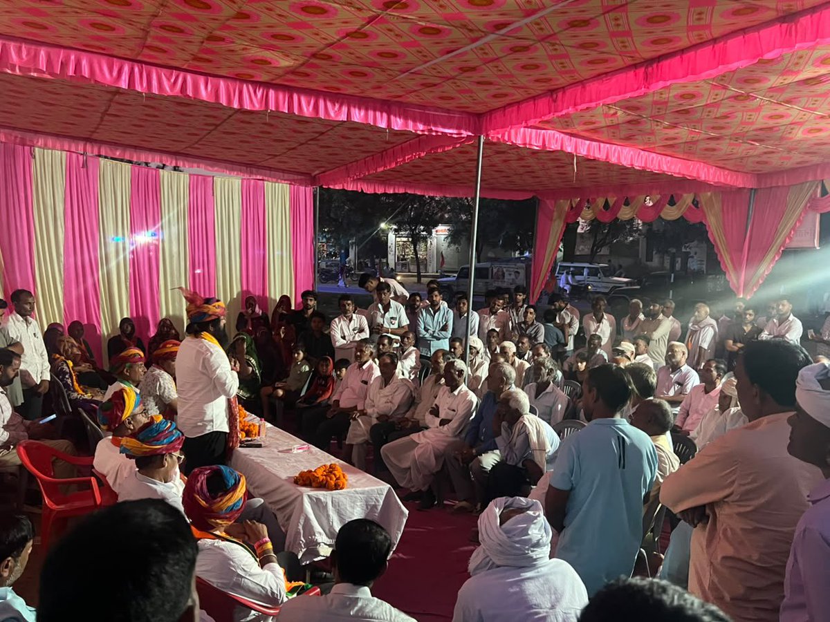 TheUpenYadav's tweet photo. आज पंचायत समिति शाहपुरा के वार्ड नंबर 3 स्थित भाजपा कार्यालय का शुभारम्भ किया। 
इसके साथ ही जिला परिषद सदस्य वार्ड नंबर 2 तथा पंचायत समिति वार्डों के समर्थन में  विशाल रैली में बरवाड़ा, अमरपुरा, तिगरिया, कालू का बास, बास का डीबा, निवाणा, देवथला, कुंभपुरिया, नांगल कोजू, कंवरपुरा एवं निंदोला सहित विभिन्न गांवों में शामिल हुआ। 
इस अवसर पर पंचायत समिति सदस्य भी मौजूद रहे।
इस दौरान कार्यकर्ताओं में भारी उत्साह एवं उमंग देखने को मिली। जनसंपर्क के माध्यम से आमजन को भाजपा की नीतियों, माननीय मुख्यमंत्री श्री भजन लाल शर्मा जी के नेतृत्व में हुए विभिन्न विकास कार्यों और जनकल्याणकारी योजनाओं की जानकारी दी तथा भारतीय जनता पार्टी के पक्ष में मतदान करने की अपील की।
जनता का विश्वास, कार्यकर्ताओं का समर्पण और विकास का संकल्प ही भाजपा की असली ताकत है।
🚩 भाजपा का संकल्प — जनसेवा, सुशासन और विकास!
#भाजपा #शाहपुरा #जनसंपर्क #विकास #कमल_खिलेगा 🚩