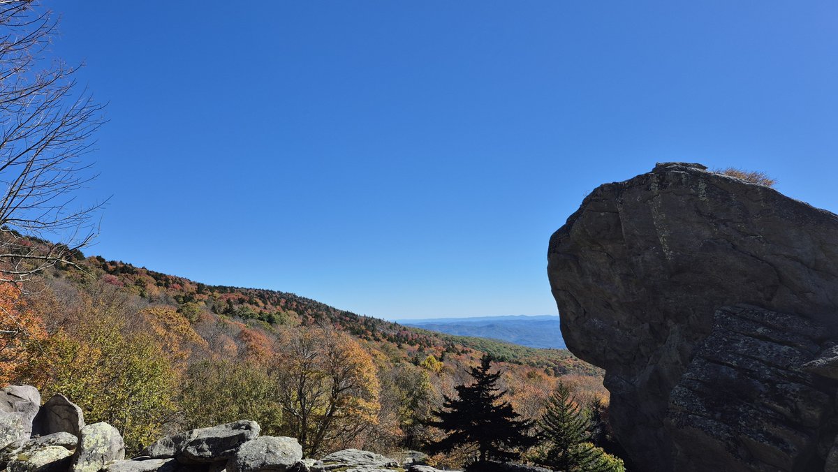 Brandon_Lash7's tweet photo. @GrandfatherMtn is showing out today with fall foliage color. And the weather's gorgeous too! @ExploreFall https://t.co/qA5eiscL1c