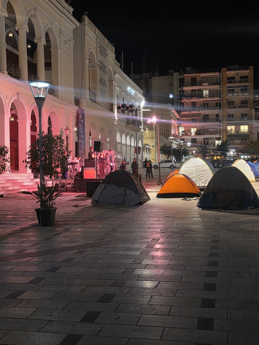 PoliticalInco7's tweet photo. Λείπω 1 μήνα σε ταξίδια εσωτερικό- εξωτερικό.

Επιστρέφω  σπίτι Γλυφάδα για 2 μέρες.  Τρέξιμο παραλία,  ψώνια,  καφεδαρες σαν να είσαι Miami.

Επιστρέφω σήμερα και στο πατρικό στην Πάτρα και βλέπω αυτό.  Μια πόλη που θα έπρεπε να είναι απέραντη Γλυφάδα, τείνει να γίνει Κούβα. https://t.co/ToMxU5lrbY