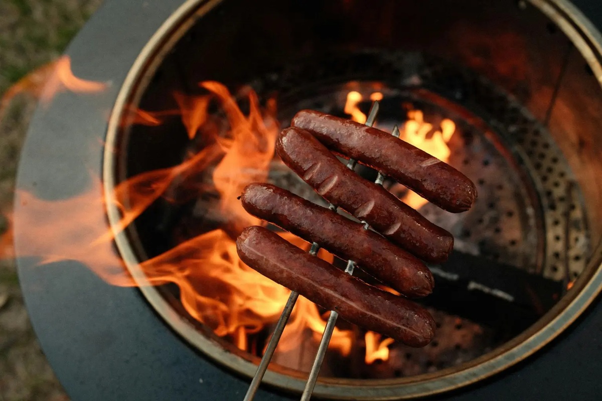 FoodInstitute's tweet photo. Kayem Foods is recalling nearly 1.6 million pounds of meat and poultry after a warehouse cooling issue.

The Class I recall affects products sent nationwide.

See whether any products you sell, serve or have at home are on the recall list https://t.co/oOaww3HLJu

#FoodRecall https://t.co/KDr9Sx65XF