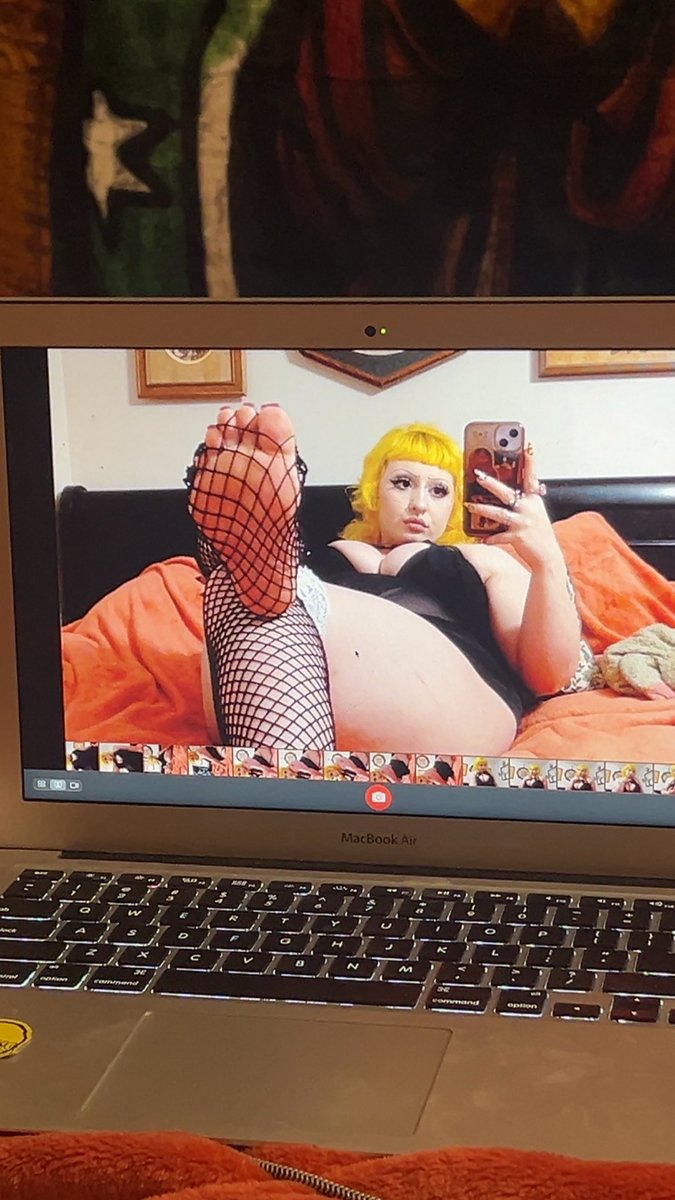 ladybitchfeet's tweet photo. bow down before the one you serve https://t.co/j71KJtmYRD