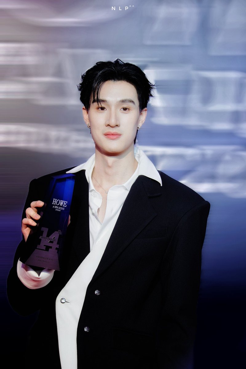 nooklepper's tweet photo. ยินดีกับอีกหนึ่งรางวัลครับ 

🫶🏻🤎💙

DEWTEE SHINES AT HOWE

#dew_jsu #tee_vtp 
#HOWEAWARDS2026 https://t.co/utyeXXD1he
