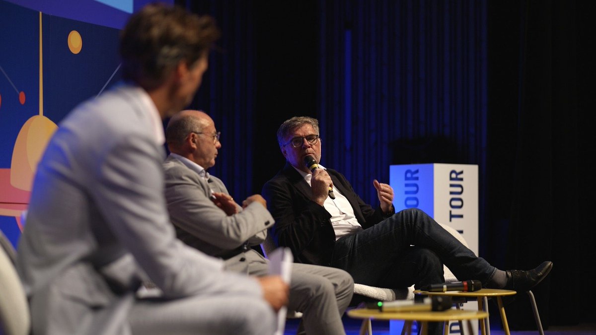 NicolasDufourcq's tweet photo. Il y a quelques jours, à Grenoble, nous lancions la 4ème édition du Deeptech Tour, une nouvelle grande tournée entièrement recentrée sur la croissance des startups. La #deeptech, ce sont ces startups nées dans les laboratoires, qui transforment une découverte scientifique ou une technologie de rupture en produit ou en service : une puce, un matériau, un médicament, un ordinateur quantique. Autant d'innovations longues et coûteuses à développer, mais difficiles à copier, et décisives pour notre souveraineté. Avec @Bpifrance, nous les soutenons avec ardeur depuis plusieurs années, en faisant tout pour rapprocher le monde de la recherche et le monde des startups.

C'est une fierté de constater que la deeptech française a aujourd'hui changé de dimension. En 2025, nos startups deeptech ont levé 4,7 milliards d’euros, soit 58% du capital-risque français. Notre pays fait désormais naître de nombreuses startups issues de la recherche. C'est une avancée décisive, pour notre souveraineté industrielle et technologique. Le défi est maintenant de les faire grandir : décrocher un premier client, passer du pilote au contrat, industrialiser, se financer, recruter, se déployer au niveau européen ou mondial.

Cette 4ème édition, entièrement tournée vers le passage à l’échelle, incarne cette ambition. D’ici fin 2027, nous irons dans 8 territoires pour réunir nos startups de la deeptech avec les industriels, les investisseurs, les acheteurs publics ou les chercheurs qui peuvent changer leur trajectoire. Les champions technologiques de 2035 sont dans ces startups. 

Pourquoi #Grenoble comme point de départ ? Tout un symbole. Micro et nanoélectronique, santé, énergie, matériaux… peu de territoires en Europe unissent autant les forces de la science et de l'industrie. Voilà pourquoi nous tenions à lancer le Deeptech Tour ici.

Ses étapes suivantes : Nantes et Bordeaux, puis Montpellier, Paris-Saclay, Marseille, Lyon et Strasbourg.

Merci à @Paul_F_Fournier et aux équipes Bpifrance, à France Deeptech, à Dynergie et à l’@UGrenobleAlpes

Notre communiqué de presse avec Bpifrance : https://t.co/AfRxNnuKVD
