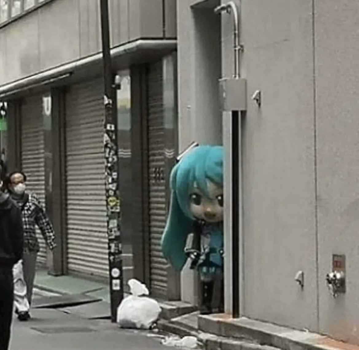 HatsuneMiku's tweet photo. She’s always watching… https://t.co/1jfmI5Yrip