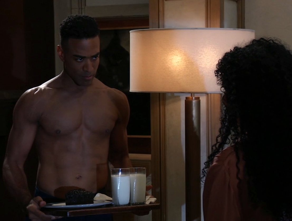 LSA8M's tweet photo. #GH 

Dessert in bed 😋😍 

Portia's a lucky girl https://t.co/e1lcV4z9o7