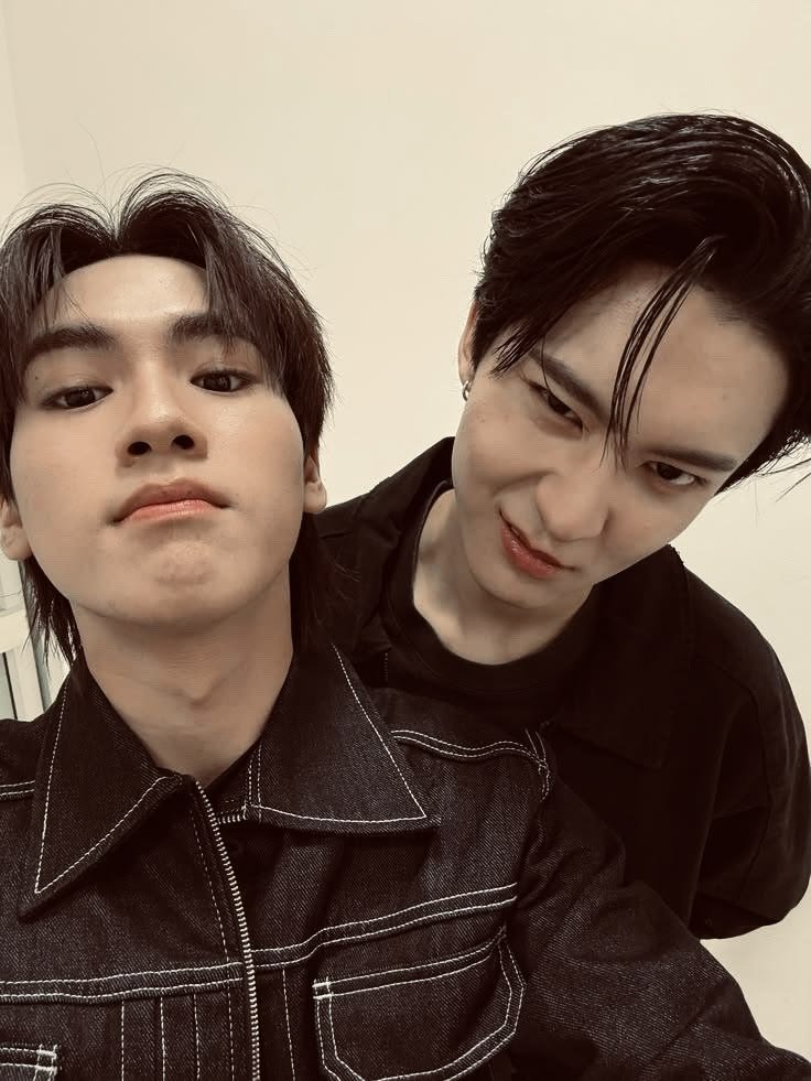 gookiiwi's tweet photo. #ryujinpatji oneshot | Os dois são amigos de infância, sempre estão implicando um com o outro e Ryu adora provocar e flertar com Pat na "brincadeira".

ou 

Patji sabendo que Ryujin é bom em fazer massagens, marca um dia para o amg ir na sua casa o ajudar a relaxar seus músculos. https://t.co/KEDiikWWuV