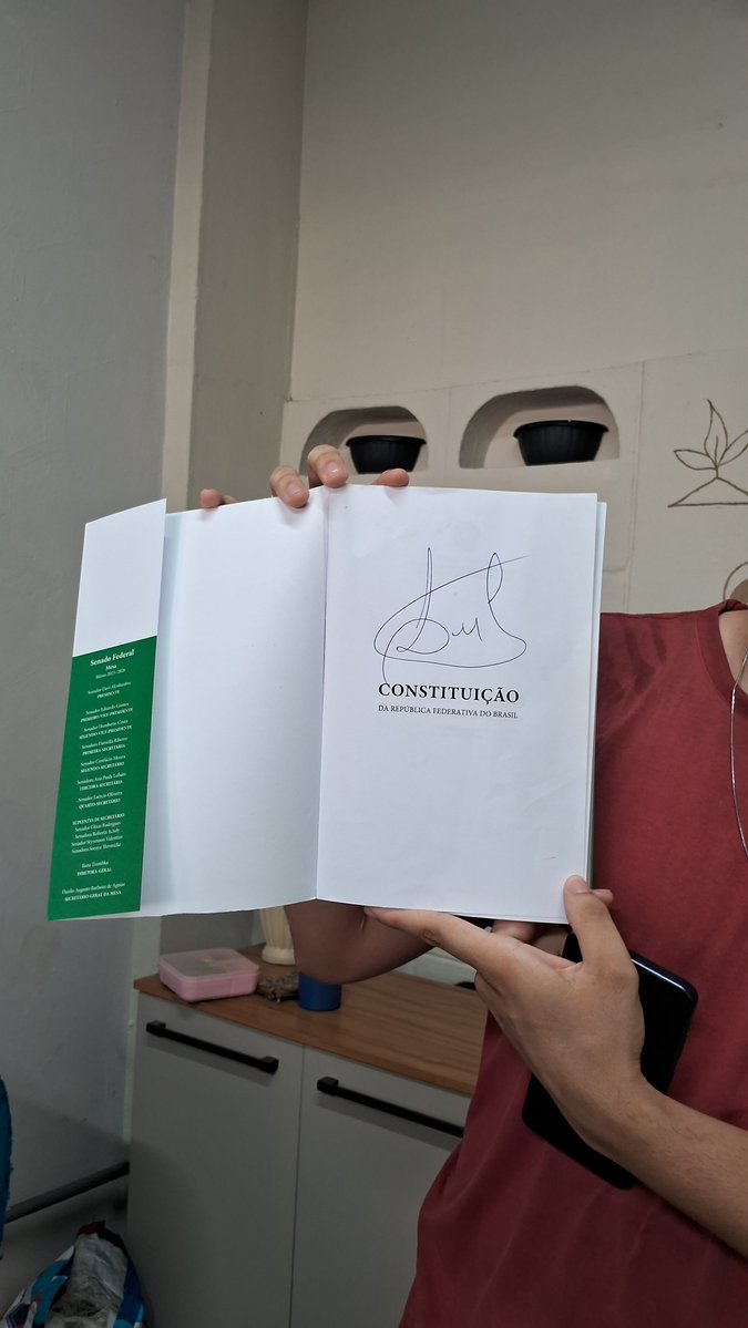 1Trassh's tweet photo. Queria ser performatico mas meu amigo conseguiu A ASSINATURA DO LULA NA CONSTITUIÇÃO https://t.co/NmTtPDxR4J