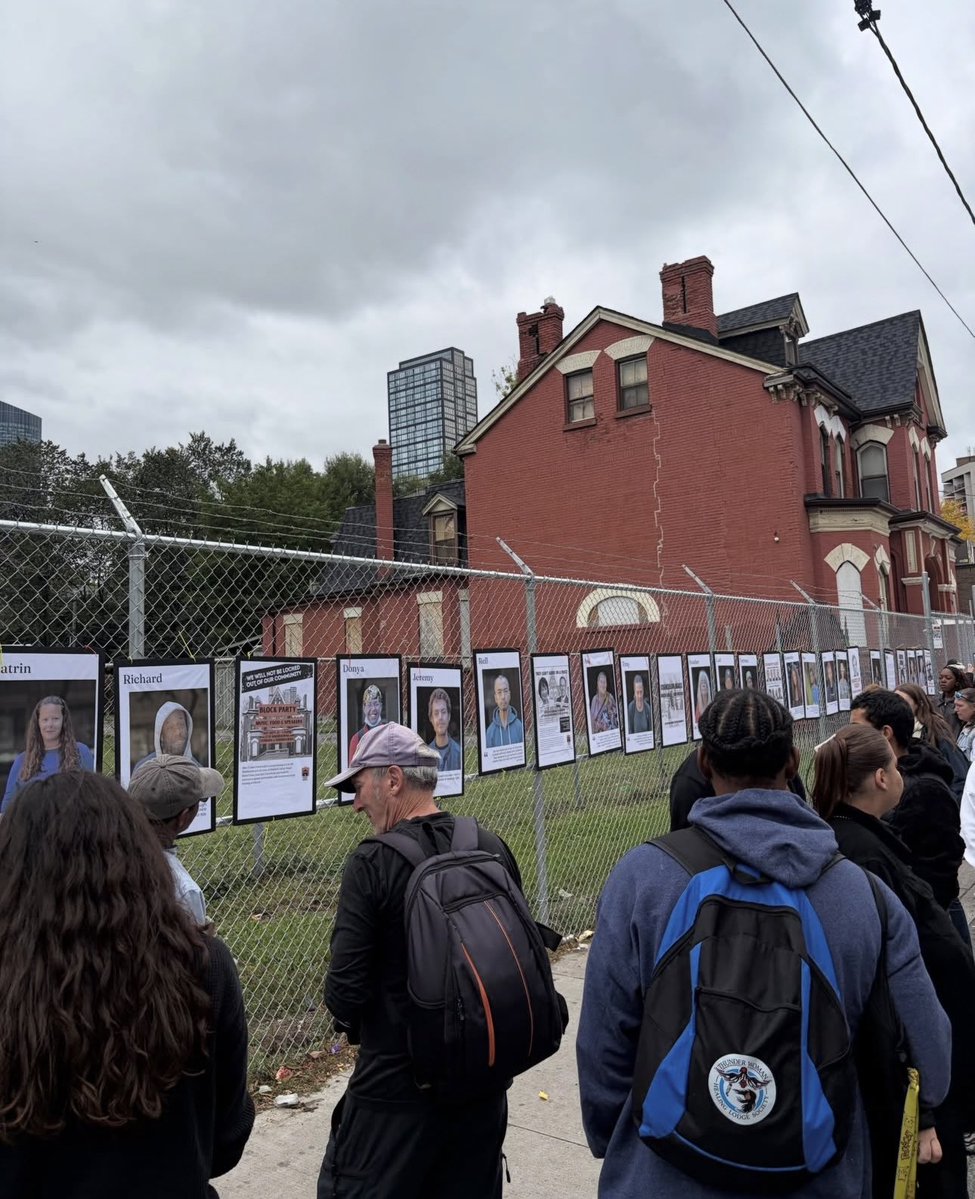 TUHUnion_'s tweet photo. On Wednesday, October 14, 230 Fightback and TUHU put up a line of photos along this insulting fence of 215-230 Sherbourne Street that featured local neighbours and quoted them on the need for housing in the community. https://t.co/JacZlcKPMu