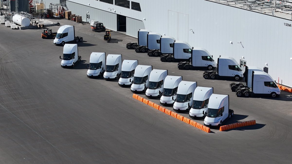 HinrichsZane's tweet photo. Tesla Giga Semi - Ramping Nicely https://t.co/1S1l5RXcsk