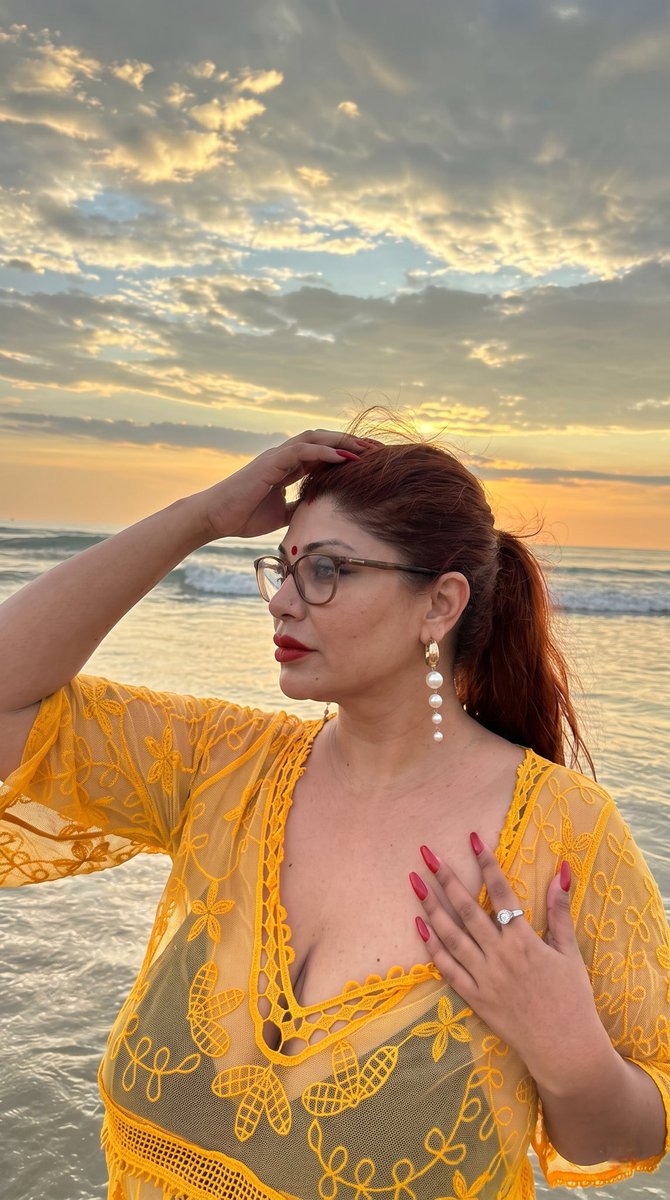 monika_deviyaa's tweet photo. i love sunset and beaches. ☀️💅 https://t.co/4gaegGqbGW