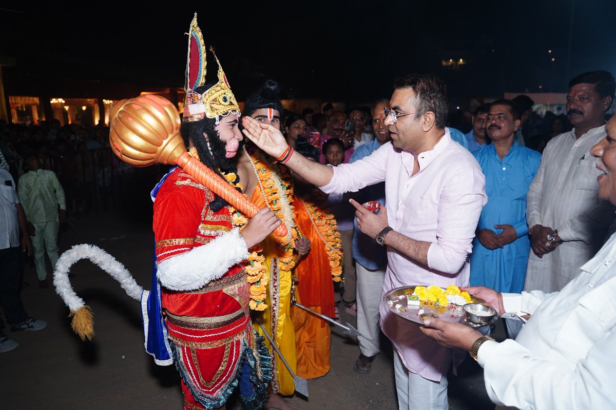 MegheSameer's tweet photo. हिंगणा विधानसभा | विजयादशमी उत्सव

हिंगणा मतदारसंघातील डिफेन्स वाडी तसेच गजानन सोसायटी ग्राउंड, वाडी येथे दसऱ्यानिमित्त आयोजित रावण दहन कार्यक्रमाला उपस्थित राहिलो. https://t.co/eKtJOD2mrY