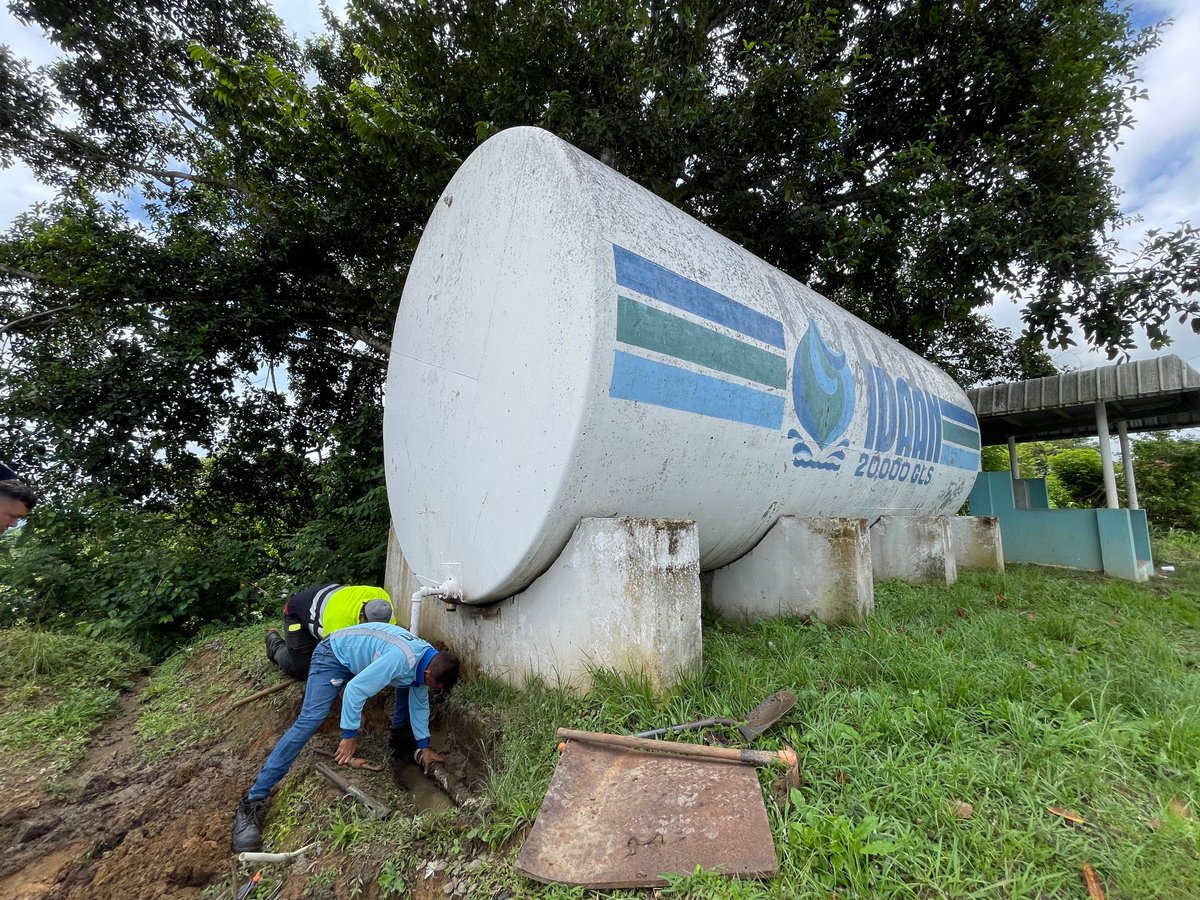 IDAANinforma's tweet photo. 📍Herrera:

Realizamos trabajos de reparación en el tanque de almacenamiento de 20 mil galones, ubicado en Los Pozos cabecera, que sufrió afectaciones a raíz del movimiento sísmico registrado el pasado 9 de octubre.

👷‍♂️ Los trabajos incluyen labores de soldadura y la reparación de la línea de salida de dos pulgadas, con el objetivo de restablecer las condiciones operativas de esta infraestructura y contribuir a garantizar la continuidad del servicio de agua potable a la población. 💦