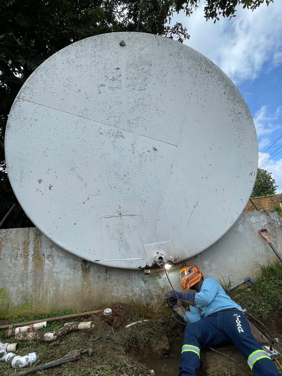 IDAANinforma's tweet photo. 📍Herrera:

Realizamos trabajos de reparación en el tanque de almacenamiento de 20 mil galones, ubicado en Los Pozos cabecera, que sufrió afectaciones a raíz del movimiento sísmico registrado el pasado 9 de octubre.

👷‍♂️ Los trabajos incluyen labores de soldadura y la reparación de la línea de salida de dos pulgadas, con el objetivo de restablecer las condiciones operativas de esta infraestructura y contribuir a garantizar la continuidad del servicio de agua potable a la población. 💦