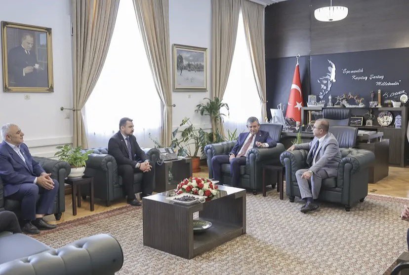 KMarasYeniParti's tweet photo. Sayın İl Başkanımız Ünal Ateş ve örgütümüz, Genel Başkanımız Sayın Özgür Özel ile Türkiye Büyük Millet Meclisi’ndeki makam odasında bir araya geldi. https://t.co/Ae3FMhvS2c