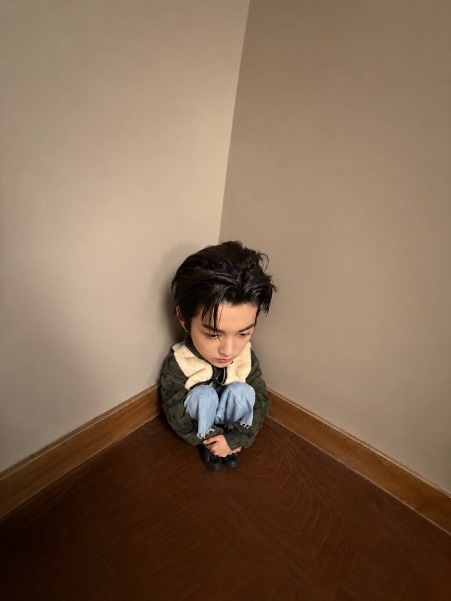 keounho's tweet photo. huft dunia semakin besar untuk aku yg mini https://t.co/YJWOaujFkp