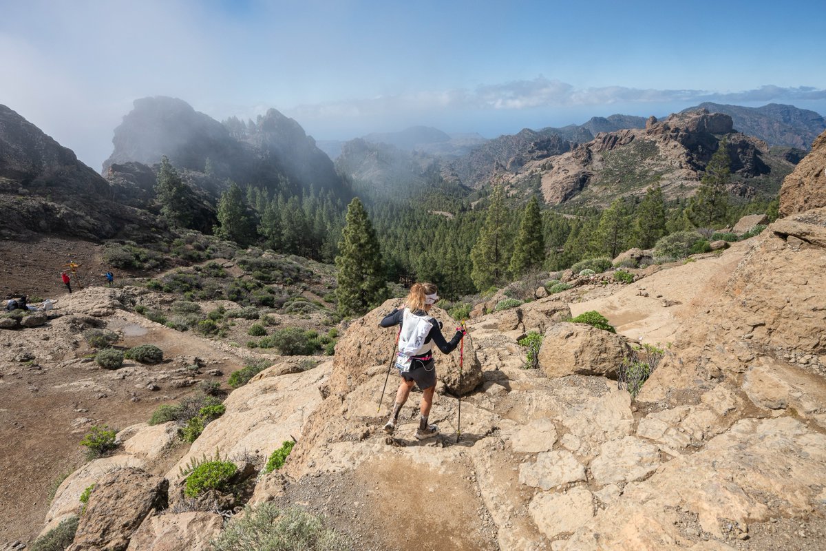 ACFIPRESS's tweet photo. The North Face Transgrancanaria 2027 continúa confirmando el enorme interés que despierta entre los amantes del trail running. La organización anuncia el agotamiento de los dorsales de la Classic y el Kilómetro Vertical El Gigante, dos de las modalidades más emblemáticas de su programa, que se suman a Promo, Open Agáldar y Marathon para elevar a cinco el número de distancias que han completado sus plazas.

La respuesta de los corredores vuelve a poner de manifiesto la capacidad de convocatoria de una prueba que ya ha superado los 5.000 participantes inscritos, con representación de 68 nacionalidades, cuando todavía faltan varios meses para su celebración. La edición de 2027 tendrá lugar del 22 al 28 de febrero y ampliará su calendario hasta completar una semana de competición en distintos escenarios de Gran Canaria.

El cierre de inscripciones en la Classic y el Kilómetro Vertical El Gigante supone un nuevo hito para una edición que reunirá propuestas muy diferentes, desde la explosividad de los ascensos verticales hasta la exigencia de la ultradistancia, con el paisaje y la diversidad del terreno de Gran Canaria como protagonistas. La Classic, el gran desafío de la ultradistancia

La Classic, prueba reina de The North Face Transgrancanaria, agotará sus dorsales para una edición que volverá a situar a Gran Canaria en el foco internacional del trail running. La carrera arrancará el viernes 26 de febrero a las 23:59 horas desde la playa de Las Canteras, en Las Palmas de Gran Canaria, para afrontar durante toda la noche y el día uno de los grandes desafíos de la temporada.

Integrada en el circuito internacional World Trail Majors, la Classic representa uno de los principales atractivos deportivos del evento por su exigencia, su recorrido y la experiencia que supone atravesar la isla hasta alcanzar la meta. Su capacidad para atraer a corredores de distintos países y niveles vuelve a quedar patente con el agotamiento anticipado de sus plazas.

La edición de 2026 dejó un gran espectáculo deportivo, con el matrimonio Albon, Jonathan y Henriette, como protagonista y sendas victorias incontestables. Un precedente que alimenta la expectación ante una nueva edición en la que la Classic volverá a reunir a algunos de los grandes especialistas de la larga distancia. El Kilómetro Vertical El Gigante también completa sus plazas

La otra modalidad que cuelga el cartel de completo es el Kilómetro Vertical El Gigante, una de las propuestas más explosivas del programa. La prueba se disputará el miércoles 24 de febrero, segundo día de competición, con salida desde el Valle de Agaete, en un recorrido que concentra la exigencia de la montaña en un desafío de máxima intensidad.

El ascenso volverá a poner a prueba la potencia y la capacidad de esfuerzo de los participantes en una carrera que ofrece un formato muy diferente al de las largas distancias, pero que se ha consolidado como una de las citas destacadas de la semana de trail en Gran Canaria.

En 2026, el italiano Henri Aymonod, corredor de The North Face, volvió a imponerse con un tiempo de 39:08, sumando su tercera victoria consecutiva en la isla. En la categoría femenina, la debutante Madlen Kappeler se llevó el triunfo tras una emocionante llegada, con apenas diez segundos de ventaja sobre la palmera Moana Lilly Kehres. Cinco modalidades con las plazas agotadas

Con el cierre de la Classic y el Kilómetro Vertical El Gigante, ya son cinco las modalidades de The North Face Transgrancanaria 2027 que han completado su cupo de participación. Promo, Open Agáldar y Marathon habían agotado previamente sus dorsales y cuentan con listas de espera para cubrir posibles bajas.

La organización mantiene abiertas las inscripciones en las modalidades que todavía disponen de plazas, mientras continúa preparando una edición que estrenará un calendario ampliado y nuevas propuestas para acercar el trail running a distintos perfiles de corredores.

La semana competitiva arrancará el martes 23 de febrero con la Open Agáldar, continuará el miércoles con el Kilómetro Vertical El Gigante y seguirá el jueves con las modalidades Half y Promo. El viernes será el turno de la Marathon y la Classic, mientras que el sábado 27 tomarán la salida las modalidades Advanced, Short y Family.

Con más de 5.000 inscritos y cinco distancias ya completas, The North Face Transgrancanaria 2027 avanza hacia una nueva edición de gran demanda internacional, en la que Gran Canaria volverá a convertirse durante una semana en punto de encuentro para la comunidad mundial del trail running.

The North Face Transgrancanaria es una carrera organizada por Arista Eventos y cuenta con el patrocinio del Cabildo de Gran Canaria, a través de Turismo de Gran Canaria y el Instituto Insular de Deportes; el Ayuntamiento de Las Palmas de Gran Canaria, a través del Instituto Municipal de Deportes; el Ayuntamiento de Gáldar; el Ayuntamiento de la Villa de San Bartolomé de Tirajana; el Ayuntamiento de Teror; el Ayuntamiento de Santa Lucía de Tirajana y el Ayuntamiento de Tejeda. Además, cuenta con el respaldo de The North Face, Hospitales Universitarios San Roque, Lopesan Hotel Group, ExpoMeloneras, 226ERS, Fred. Olsen Express, Sonocom Audiovisuales y Aguas de Teror.