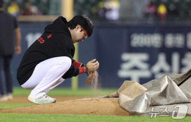 maybe_kiatigers's tweet photo. 양현종 '잠실 마운드 흙 한 줌의 의미' (출처 : 네이버 스포츠) https://t.co/ppuyRqKtWl https://t.co/q7Z9CvZgyR